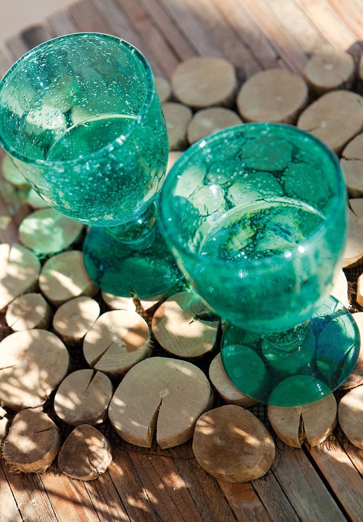 Зеленые стеклянные фужеры из стекла с мелкими пузырьками служат приятным декором