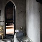 Бетонная ванная в ванной марокканского стиля.