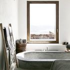 Утопленная в пол ванна создает ощущение спа в средиземноморском интерьере.