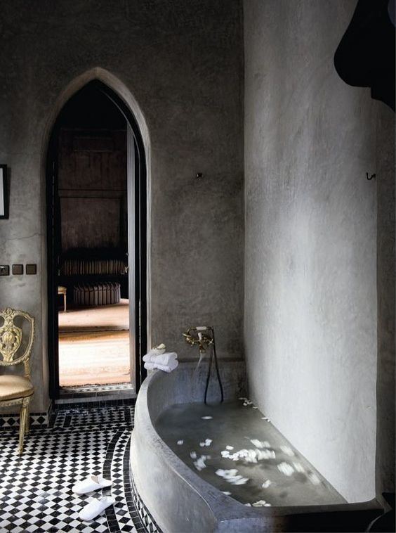 Бетонная ванная в ванной марокканского стиля.