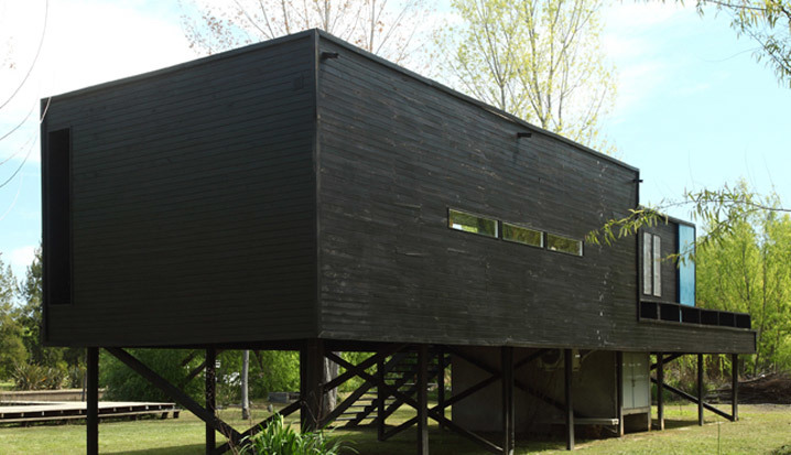 Фасад дома окрашен в черный, как и было задумано архитекторами при постройке дома