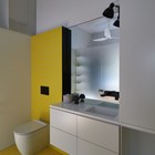 В интерьере ванной на первом этаже также присутствует желтый цвет.