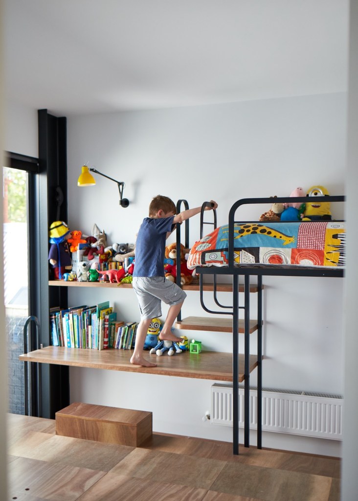 Стол в детской является частью лестницы не кровать