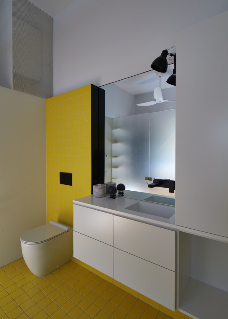 В интерьере ванной на первом этаже также присутствует желтый цвет