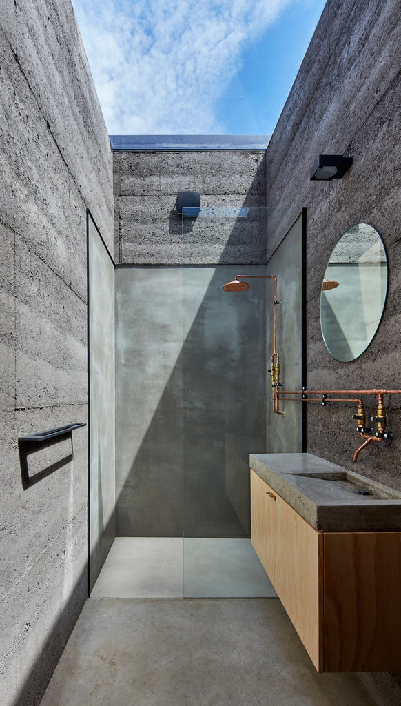 В ванной сделан стеклянный потолок, благодаря чему создается ощущение связи с окружающей природой.