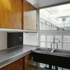 Подвесные шкафы характерны для конструктивизма. Большое окно в ванной у мойки облегчает работу.
