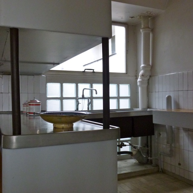Кухня в квартире-студии чем-то напоминает кухню на Вилле Савой.