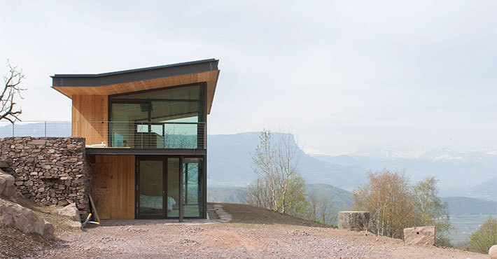 Дом расположен в живописном месте в горах.