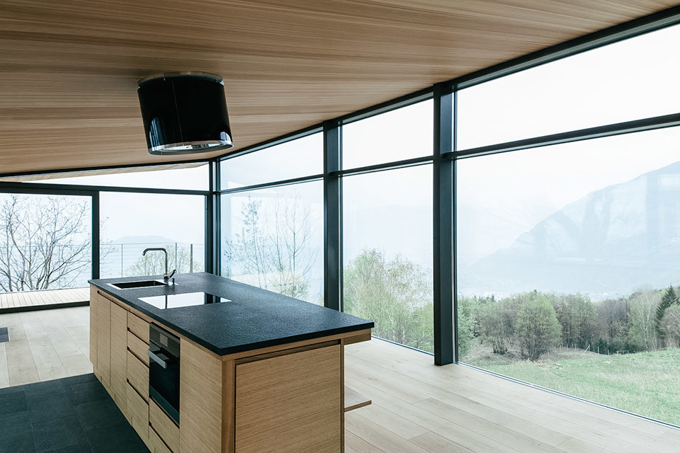 Можно готовить и наслаждаться видом из окна на горы и туман.