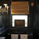 Черная ванная комната с бамбуковой римской шторой.