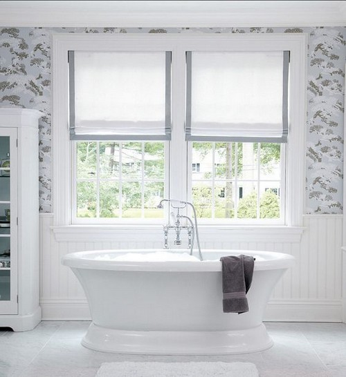 Традиционная белая ванная комната с белыми римскими шторами с серой окантовкой.
