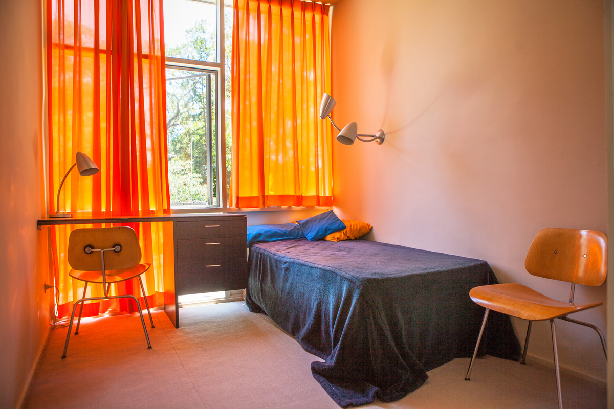 Оранжевые шторы задают настроение спальне.