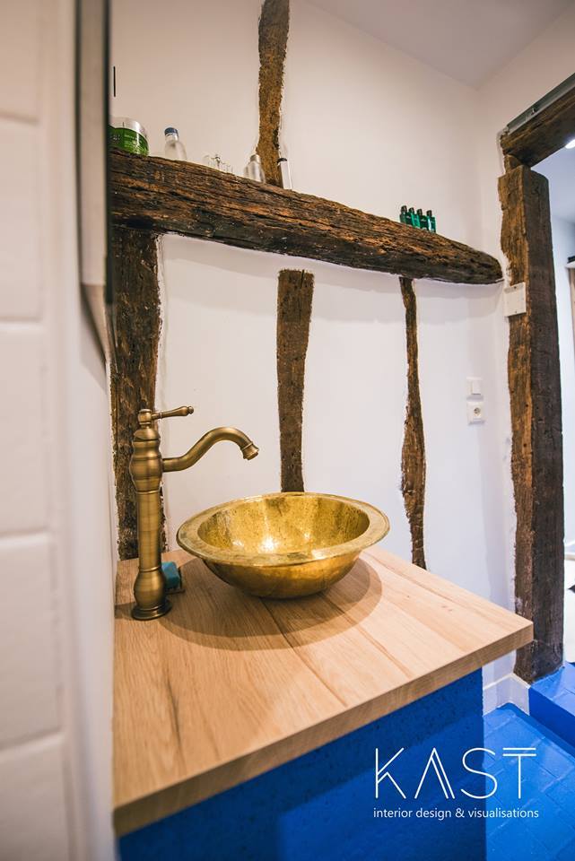 Умывальник и балки в стена ванной комнаты в средиземноморском стиле.