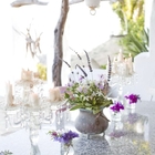 Элементы декора, как хрустальный подсвечник или глиняная вазочка, создают неповторимую атмосферу.