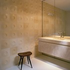 Кафель на стене ванной также напоминает о модных ретро формах и рисунках.