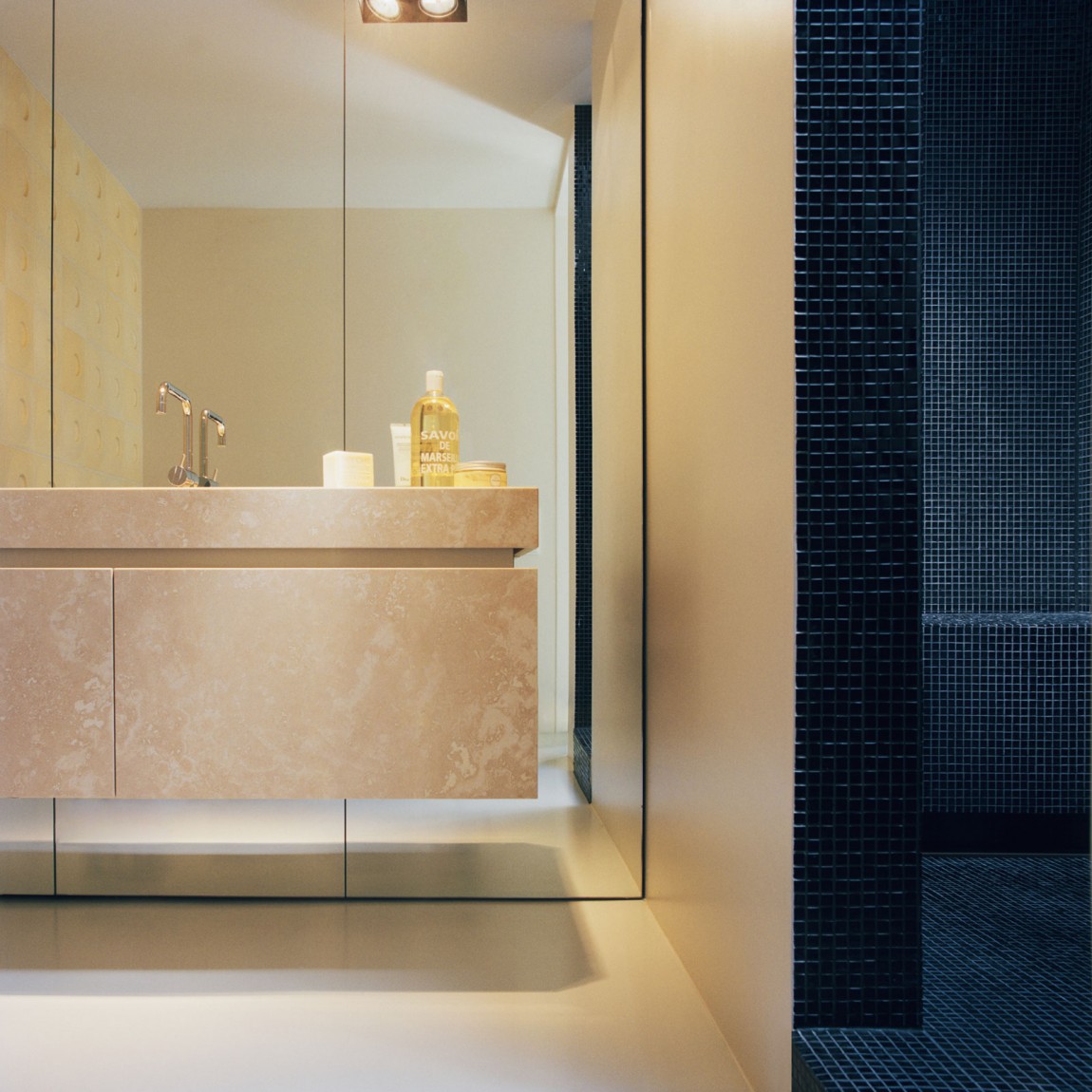 Зеркальная стена в ванной не только очень функциональна, но и визуально расширяет и без того немаленькое пространство