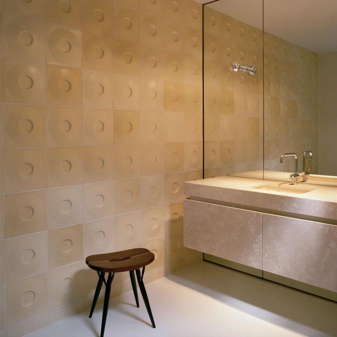 Кафель на стене ванной также напоминает о модных ретро формах и рисунках