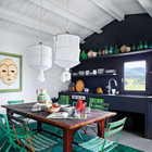 В кухне-столовой настроение создают элементы мебели и декора зеленого цвета.
