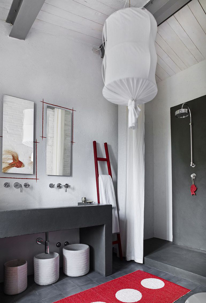 Черный бетонный умывальник. Современная сантехника хорошо вписалась в более традиционный интерьер ванной комнаты.