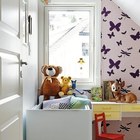Небольшая мансардная детская в скандинавском стиле с бабочками на стене.