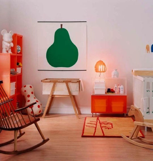 Такой элемент как кресло-качалка может добавить тепла и уюта в минималистский скандинавский интерьер детской.