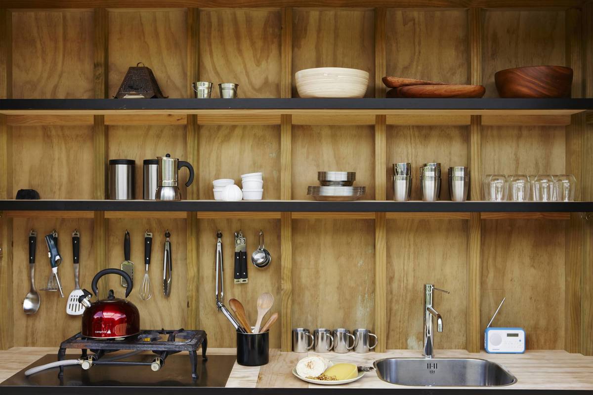 Кухня спрятанная в стене домика содержит все необходимое.