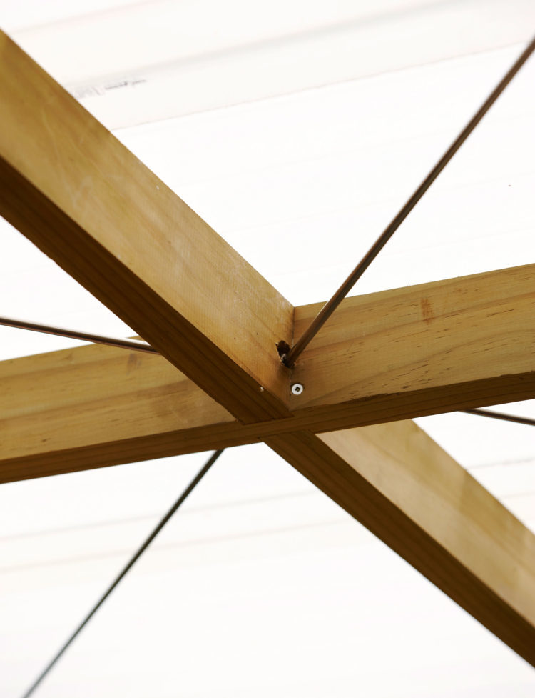 Поднимаемая стена-крыша над террасой сохраняет геометрические пропорции благодаря растяжкам