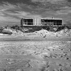 Модернистский дом Ричарда Мейера в дюнах.