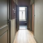 Небольшой коридор у входа в квартиру. Именно из коридора можно попасть в ванную, прачечную, отдельный туалет или на кухню.