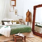 Уютная и комфортная для отдыха спальня ближе к средиземноморскому стилю.