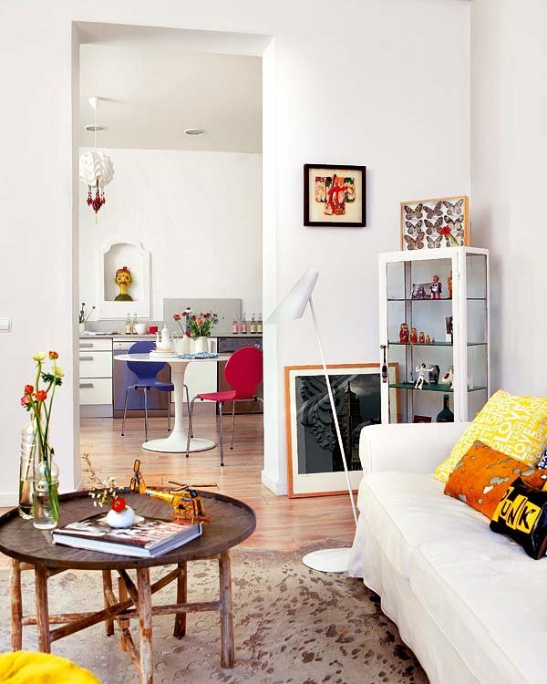 Одинаковый пол по всей квартире является хорошей основой для разнородных элементов мебели и декора.