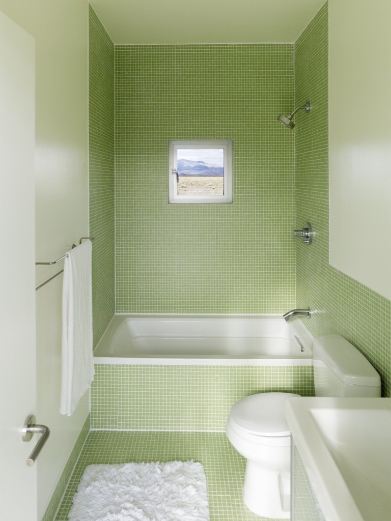 Окно в зеленой ванной выглядит как картина