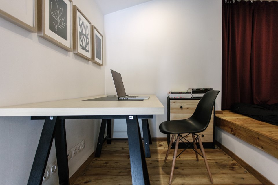 Небольшой домашний офис выглядит стильно благодаря удачно подобранным цветам и материалам. Настроения добавляет и стул дизайна братьев Имз