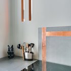 Небольшие вертикальные окошки над кухонной столешницей соединяют кухню с ванной комнатой.  Пропуская свет в обе стороны они украшают как кухню так и ванну.