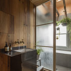 Более сухая часть ванной комнаты полностью отделана дубом, включая пол и потолок. Дизайн Саймора Астриджа.
