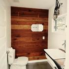 Сколько тепла добавляет в ванную комнату эта акцентная стена отделанная деревянной доской обработанной маслом.