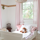 Бледно-розовые оттенки делают спальню дочери теплее и уютнее.