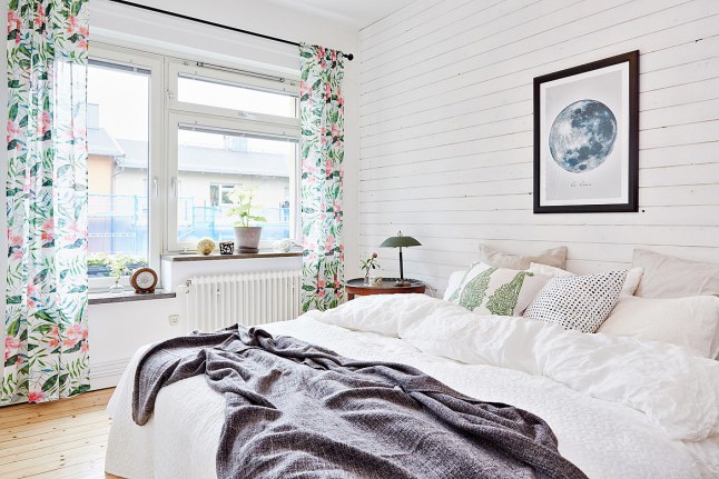 Занавески могут создать настроение в белом интерьере спальни