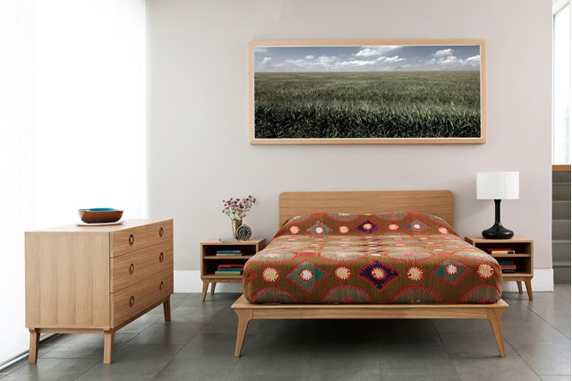 Простой и стильный дизайн спални отсылает нас к возвращающемуся в моду стилю 60-х. Необычно для спальни применение серой керамической плитки в качестве напольного покрытия