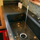 Черная бетонная кухонная столешница со встроенной бетонной кухонной раковиной.
