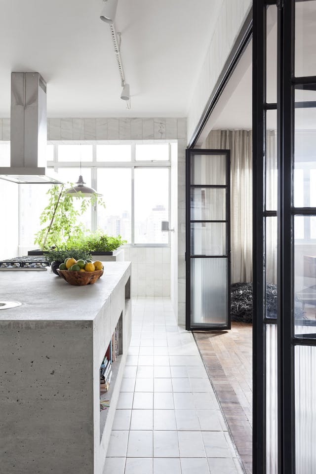 Кухонный остров из бетона может стать хорошим фасадом кухни, если кухня открывается в гостиную