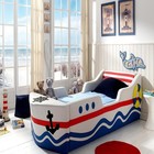 Морская тематика оформления детской для ребенка младшего возраста. Если возраст ребенка позволяет, то можно использовать тематическую кровать в виде лодки или машины.