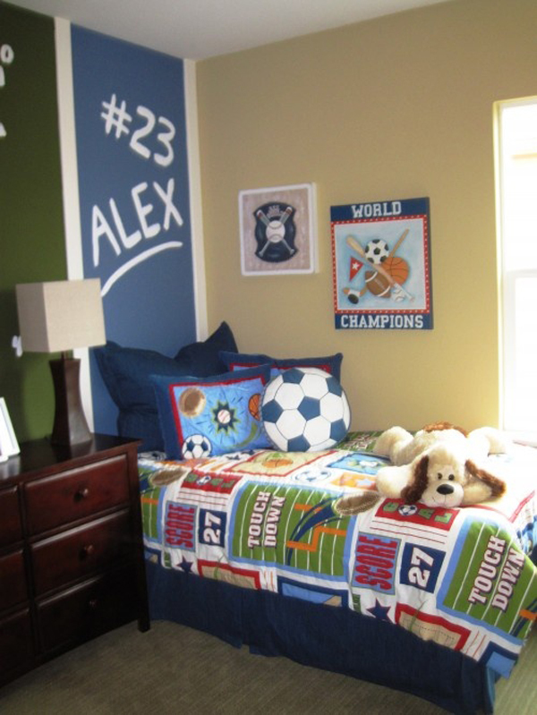 Тема футбола в детской одновременно простая и сложная. Используйте постеры, подушки и постельное белье с футбольной тематикой.