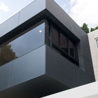 Конструкция спальни выступает на фасаде и выделена черным цветом. Заслуживает внимания угловое окно.