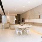 Кухня, столовая и гостиная объединены в одно большое помещение выполненное в светлых тонах.