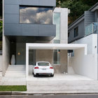 Вместо гаража крытая парковка на два автомобиля. Удобно и облегчает фасад здания.