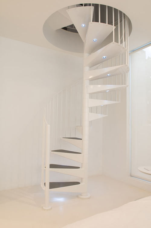 Винтовая лестница в гардероб