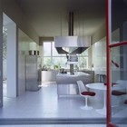 С открытыми остекленными воротами кухня столовая становится комнатой на открытом воздухе.