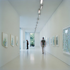 Светлое белое помещение галереи на втором этаже служит идеальной нейтральной основой для любой экспозиции.