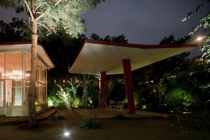 В вечернее время подсветка двора подчеркивает красоту зелени и объектов архитектуры